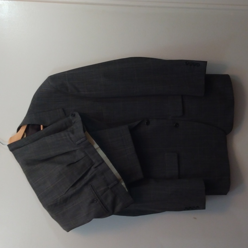 Vintage Evan Picone Gray Windowpane Wool Suit (Made in USA)  44L*